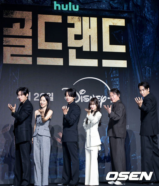 [OSEN=조은정 기자]디즈니+의 오리지널 시리즈 '골드랜드' 제작발표회가 27일 서울 영등포구 콘래드 서울 호텔에서 열렸다.‘골드랜드’는 밀수 조직의 1500억 금괴를 손에 넣은 ‘희주(박보영 분)’가 탐욕과 배신이 뒤엉킨 아수라장 속에서 금을 독차지하기 위해 사투를 벌이는 ‘금빛 욕망 생존 스릴러’다. 오는 29일 공개된다.배우 김성철(왼쪽부터), 문정희, 이현욱, 박보영, 김희원, 이광수가 포즈를 취하고 있다. 2026.04.27 /cej@osen.co.kr