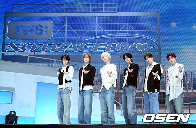 [OSEN=조은정 기자]TWS(투어스)의 미니 5집 ‘NO TRAGEDY’ 발매 기념 미디어 쇼케이스가 27일 서울 광진구 예스24 라이브홀에서 열렸다.'NO TRAGEDY'는 정해진 운명을 기다리지 않고 주체적으로 사랑을 완성해 가는 TWS(신유, 도훈, 영재, 한진, 지훈, 경민)를 그린 앨범이다. 사랑을 향해 돌진하는 여섯 소년의 '직진 로맨스'가 한층 트렌디한 음악과 퍼포먼스로 생생하게 펼쳐진다.TWS가 포즈를 취하고 있다. 2026.04.27 /cej@osen.co.kr
