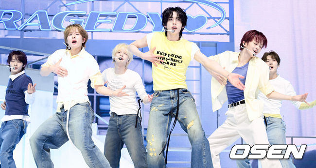 [OSEN=조은정 기자]TWS(투어스)의 미니 5집 ‘NO TRAGEDY’ 발매 기념 미디어 쇼케이스가 27일 서울 광진구 예스24 라이브홀에서 열렸다.'NO TRAGEDY'는 정해진 운명을 기다리지 않고 주체적으로 사랑을 완성해 가는 TWS(신유, 도훈, 영재, 한진, 지훈, 경민)를 그린 앨범이다. 사랑을 향해 돌진하는 여섯 소년의 '직진 로맨스'가 한층 트렌디한 음악과 퍼포먼스로 생생하게 펼쳐진다.TWS가 '너의 모든 가능성이 되어 줄게' 무대를 선보이고 있다. 2026.04.27 /cej@osen.co.kr