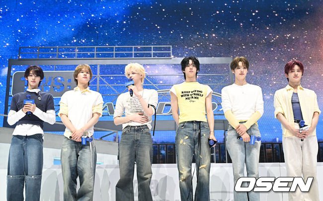 [OSEN=조은정 기자]TWS(투어스)의 미니 5집 ‘NO TRAGEDY’ 발매 기념 미디어 쇼케이스가 27일 서울 광진구 예스24 라이브홀에서 열렸다.'NO TRAGEDY'는 정해진 운명을 기다리지 않고 주체적으로 사랑을 완성해 가는 TWS(신유, 도훈, 영재, 한진, 지훈, 경민)를 그린 앨범이다. 사랑을 향해 돌진하는 여섯 소년의 '직진 로맨스'가 한층 트렌디한 음악과 퍼포먼스로 생생하게 펼쳐진다.TWS가 마무리 인사를 하고 있다. 2026.04.27 /cej@osen.co.kr