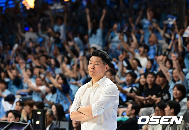 [OSEN=지형준 기자] 27일 경기도 고양소노아레나에서 2025-26 LG전자 프로농구 4강 플레이오프 3차전 고양 소노 스카이거너스와 창원 LG 세이커스의 경기가 열렸다.정규리그 5위 고양 소노는 ‘디펜딩 챔피언’ 창원 LG를 상대로 원정 2연승을 완성하며 챔피언결정전까지 단 1승을 남겨 놨다.3쿼터 LG 조상현 감독이 경기를 지켜보고 있다. 2026.04.27/ jpnews@osen.co.kr