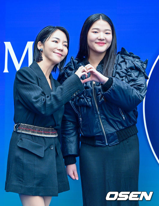 [OSEN=최규한 기자] 5일 서울 동대문디자인플라자(DDP)에서 '2026F/W서울패션위크' 줄라이칼럼 패션쇼 진행됐다.2026F/W서울패션위크는 오는 8일까지DDP를 중심으로 패션쇼(15개 브랜드), 트레이드쇼(92개 브랜드), 서울패션포럼, 시민참여 프로그램 등으로 꾸며진다.통역사 이윤진과 딸 이소을 양이 포토타임을 하고 있다. 2026.02.05 / dreamer@osen.co.kr