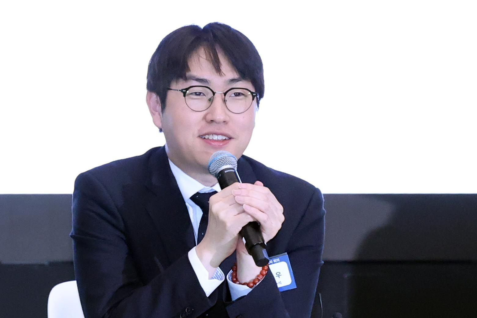 하정우 청와대 AI미래기획수석이 지난 10일 오후 서울 강남구 GS타워에서 진행된 ‘AI 혁신위원회 3차 회의’에서 모두 발언하고 있다. 뉴스1