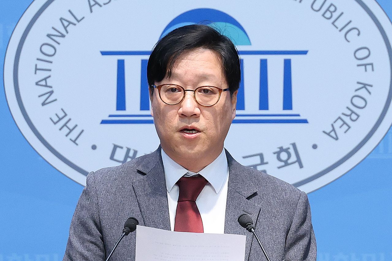 홍덕희 국민의힘 구로구청장 후보가 24일 서울 여의도 국회 소통관에서 일명 '계곡 살인사건' 주범인 이은해를 변호한 이력과 관련해 입장을 밝히고 있다. 뉴스1