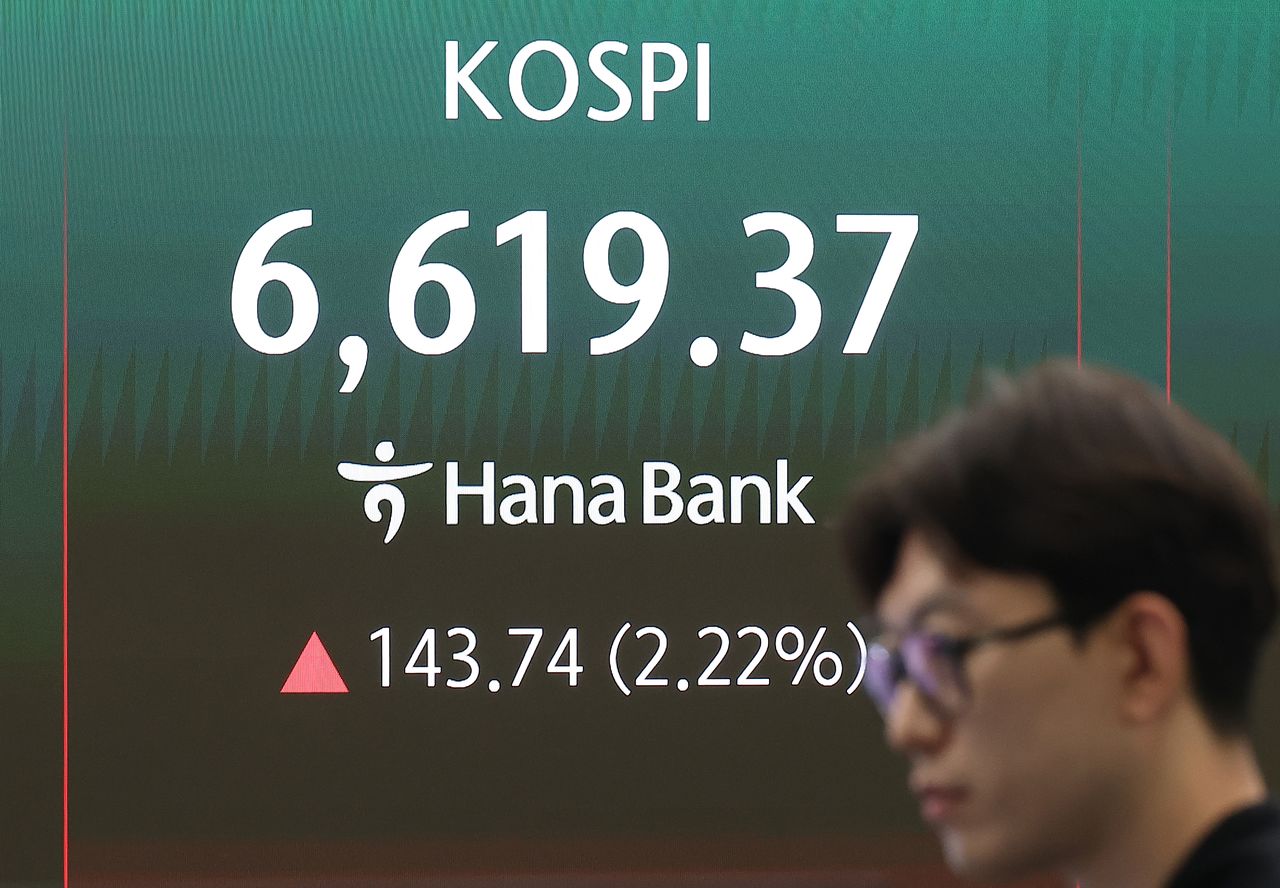 27일 서울 중구 하나은행 본점 딜링룸 현황판에 6600선을 돌파한 코스피가 표시돼 있다. 연합뉴스