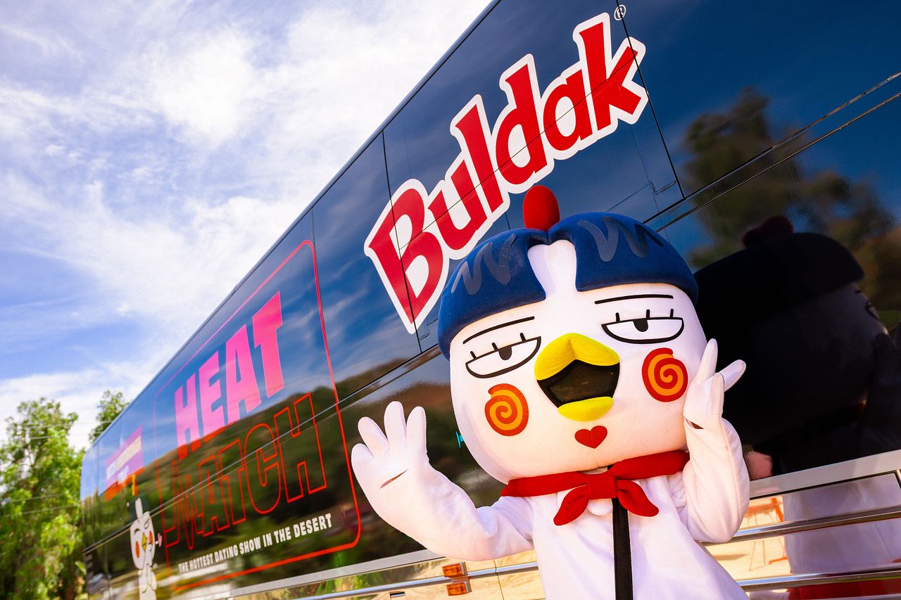 삼양식품은 브랜드 '불닭'을 엔터테인먼트와 결합한 데이팅 리얼리티 쇼 '히트 매치'를 미국에서 공개했다고 17일 밝혔다. 사진은 '히트 매치'에 등장하는 불닭 버스. 사진 삼양식품