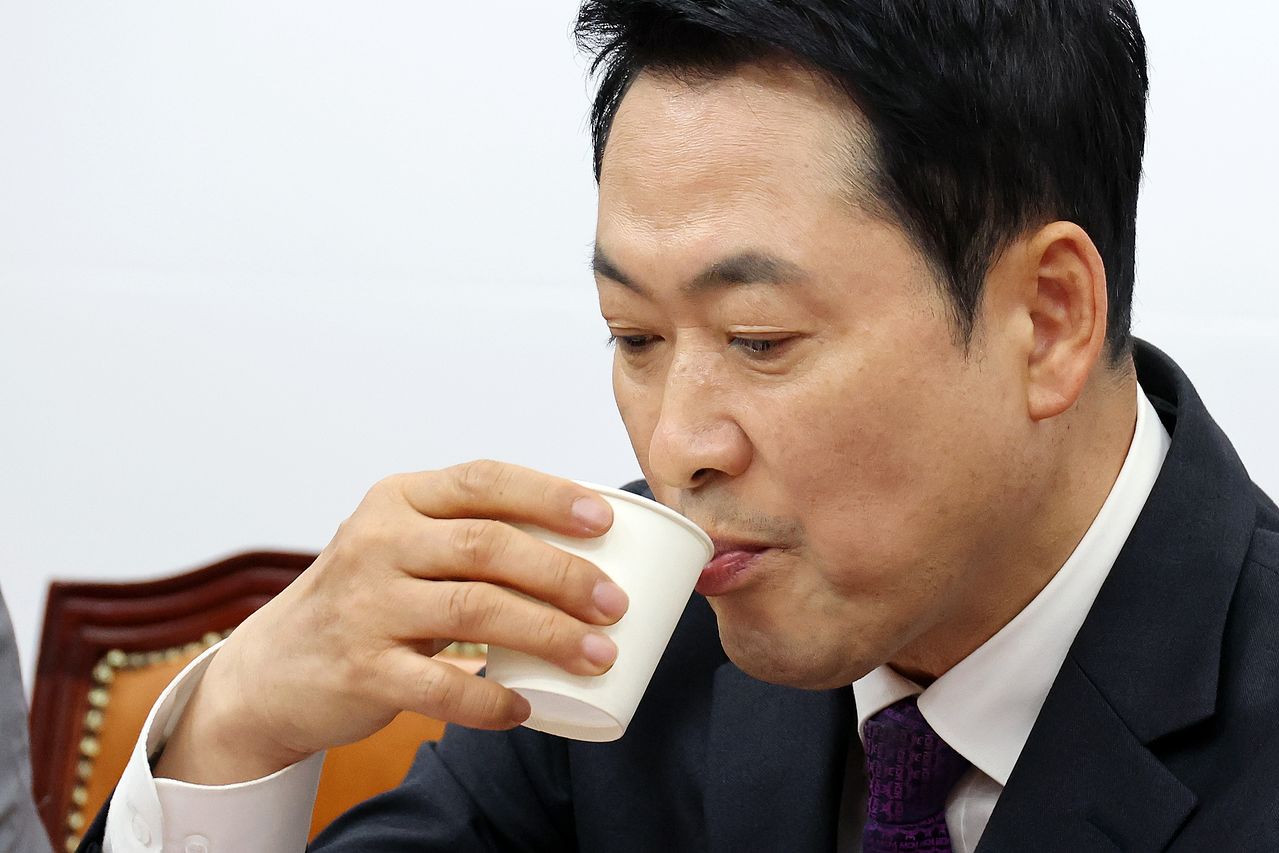 장동혁 국민의힘 대표가 27일 국회에서 열린 최고위원회의에서 물을 마시고 있다. 연합뉴스