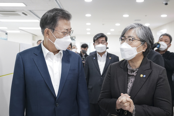 문재인 전 대통령과 정은경 보건복지부 장관. 청와대사진기자단