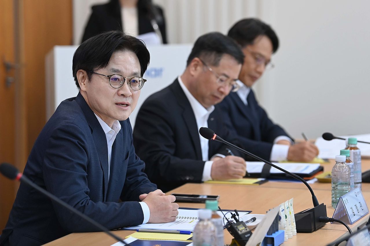 김정관 산업통상부 장관이 27일 오전 세종시 전의면 소재 2026년 1호 국내복귀 기업으로 선정된 화장품 제조기업 한국콜마에서 열린 유턴기업 현장 간담회를 주재하고 있다. 사진 산업통상부
