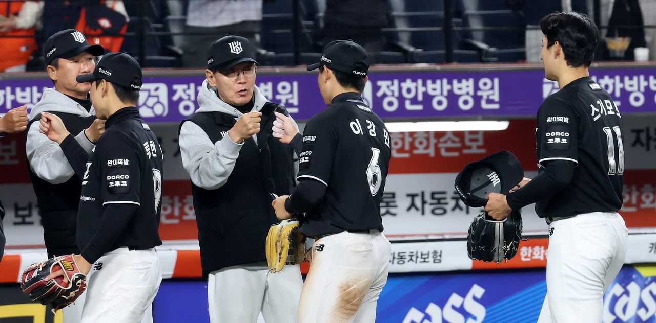 승리 후 신인 이강민을 맞이하는 이강철 감독. 뉴스1