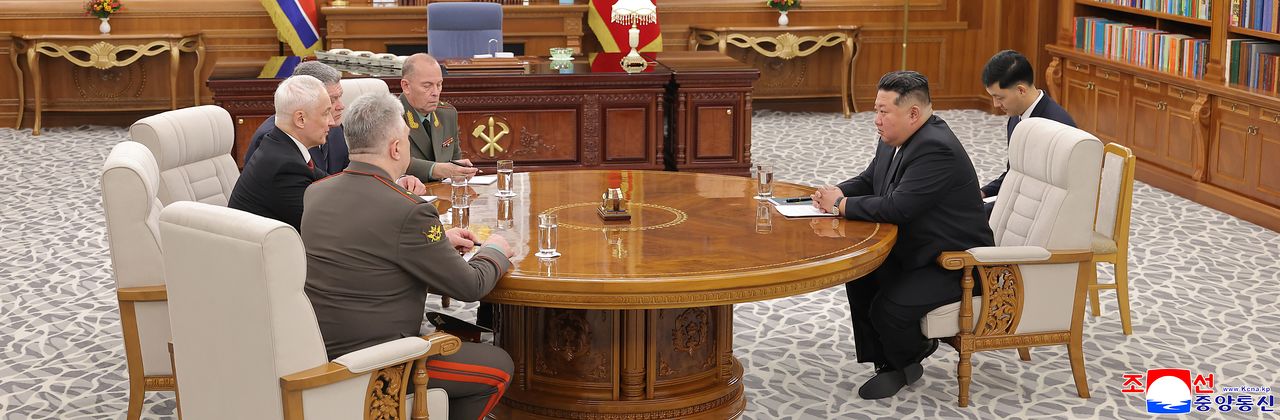 김정은 북한 국무위원장이 지난 26일 '해외군사작전 전투위훈기념관' 준공식 참석차 방북한 안드레이 벨로우소프 러시아 국방상을 접견하는 모습. 조선중앙통신, 연합뉴스