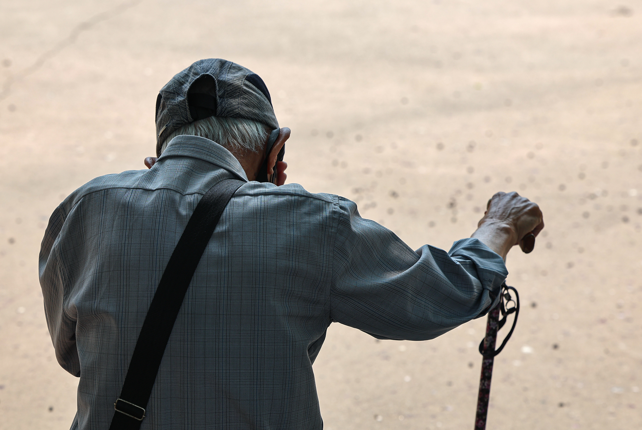 지난해 서울 탑골공원에서 한 노인이 앉아서 휴식을 취하고 있다. 뉴스1