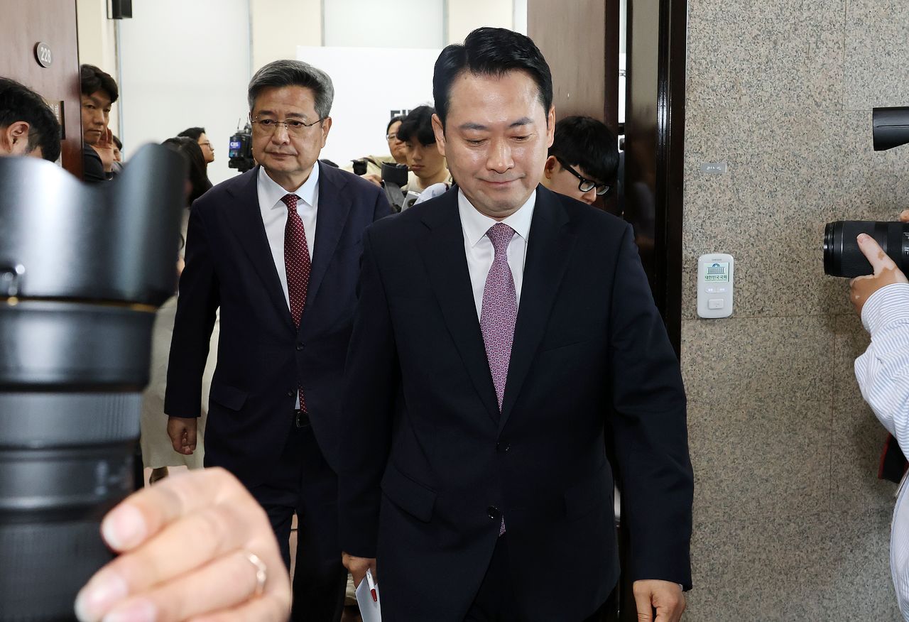  국민의힘 장동혁 대표가 24일 국회에서 정보 누설 논란이 제기된 정동영 통일부 장관에 대한 해임 건의안의 내용과 현안 브리핑을 마친 뒤 이석하고 있다. 연합뉴스