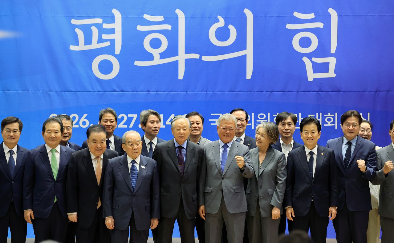 27 오후 여의도 국회 의원회관에서 427 판문점 선언 8주년 기념식이 열렸다. 문재인 전 대통령과 홍익표 청와대 정무수석, 정동영 통일부 장관 등이 기념촬영을 하고 있다. 임현동 기자