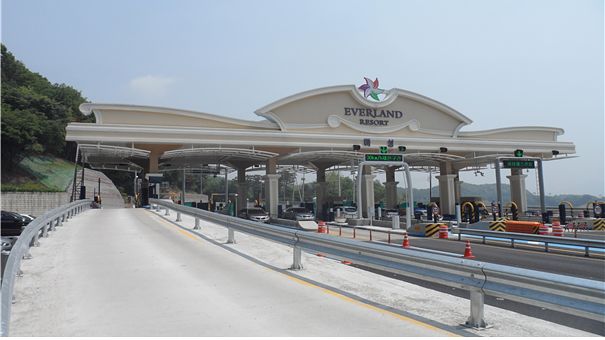 영동고속도로 마성 톨게이트. 톨게이트 인근에 있는 에버랜드 브랜드 디자인 모양을 하고 있다. 사진 서산시 