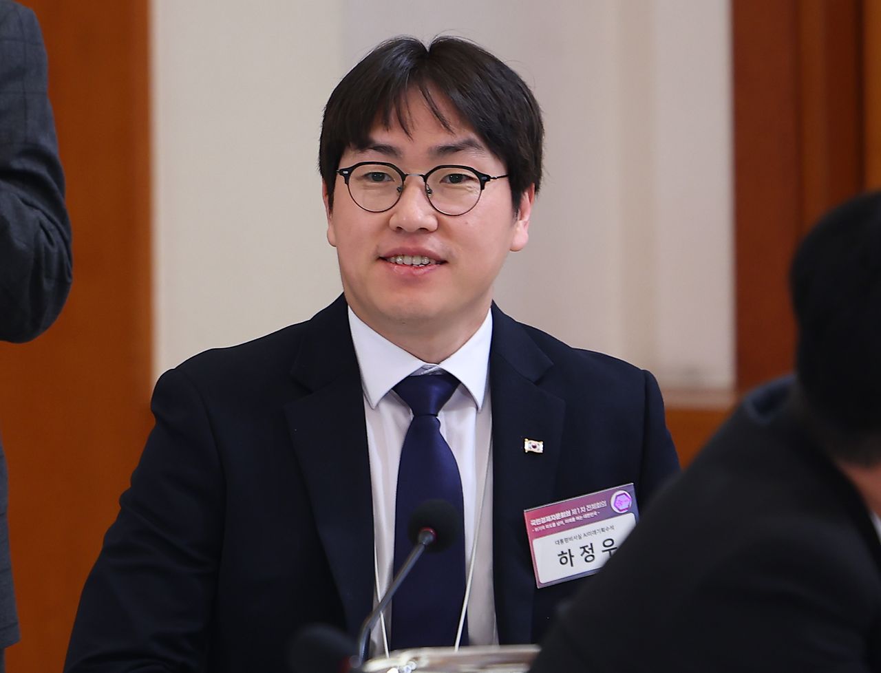 하정우 AI미래기획수석이 지난 9일 청와대에서 열린 국민경제자문회의 제1차 전체 회의에 참석했다. 연합뉴스