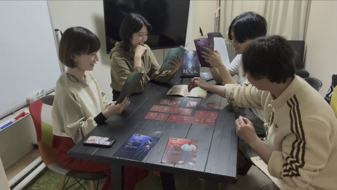 머더 미스터리 게임 '황천을 떠도는 자들' 게임을 즐기고 있는 모습. 사진 가네시로 다다시 제공.
