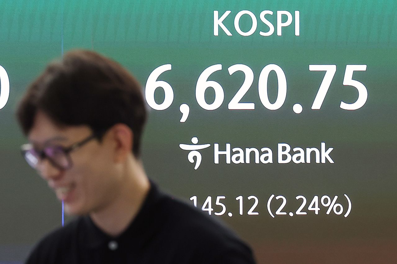 27일 서울 중구 하나은행 본점 딜링룸 현황판에 6,600선을 돌파한 코스피가 표시돼 있다. 연합뉴스