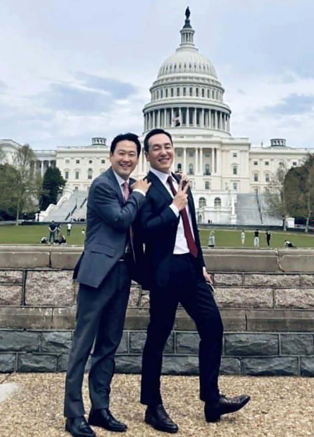 장동혁 국민의힘 대표(왼쪽)가 미국 워싱턴DC 국회의사당 앞에서 김민수 최고위원과 함께 포즈를 취하고 있다. 김성수 연세대 겸임교수 스레드 캡처