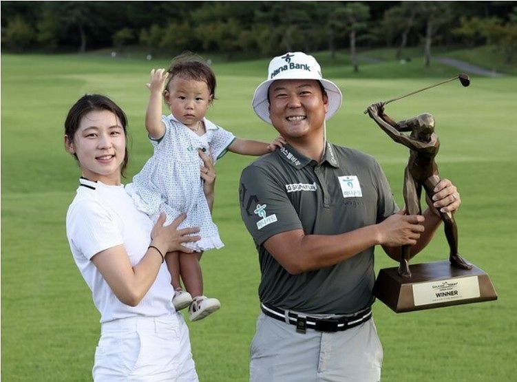 함정우(맨 왼쪽)와 배우자 강예린(왼쪽), 딸 소율 양. 사진 KPGA