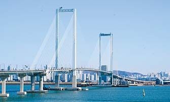 인천의 새로운 랜드마크이자 글로벌 관광도시 완성을 이끌 거점으로 주목받는 청라하늘대교.