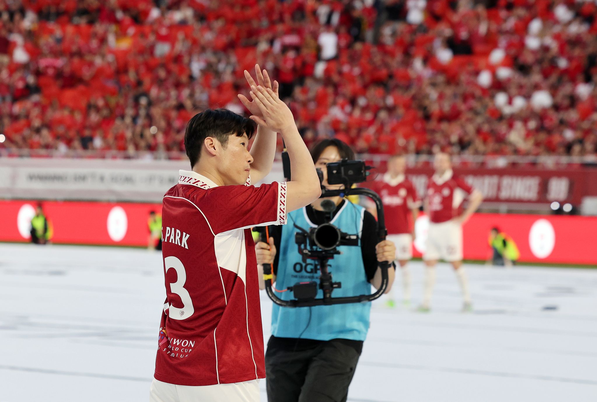 지난 19일 수원월드컵경기장에서 열리는 수원 삼성과의 경기를 앞두고 OGFC 박지성이 팬들에게 인사하고 있다. 뉴스1