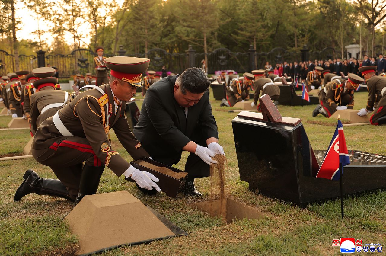 김정은 북한 국무위원장이 지난 26일 평양에서 러시아 쿠르스크 해방작전 종결 1주년을 맞아 거행된 '해외군사작전 전투위훈기념관' 준공식에서 파병군 전사자의 유해를 안치하는 모습. 조선중앙통신, 연합뉴스