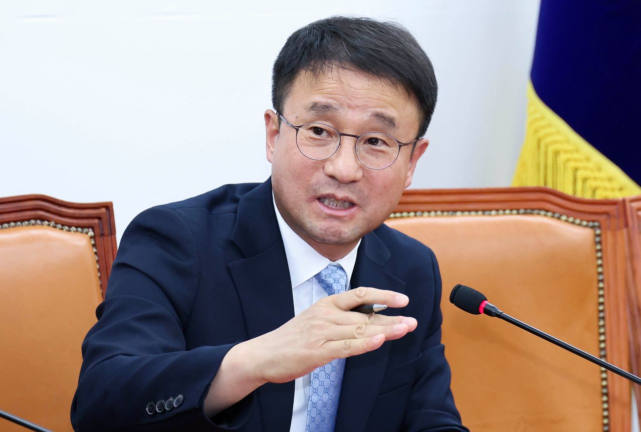 한병도 더불어민주당 원내대표가 21일 국회에서 원내대표직 연임 도전을 위한 당직 사퇴 기자회견을 하고 있다. 임현동 기자