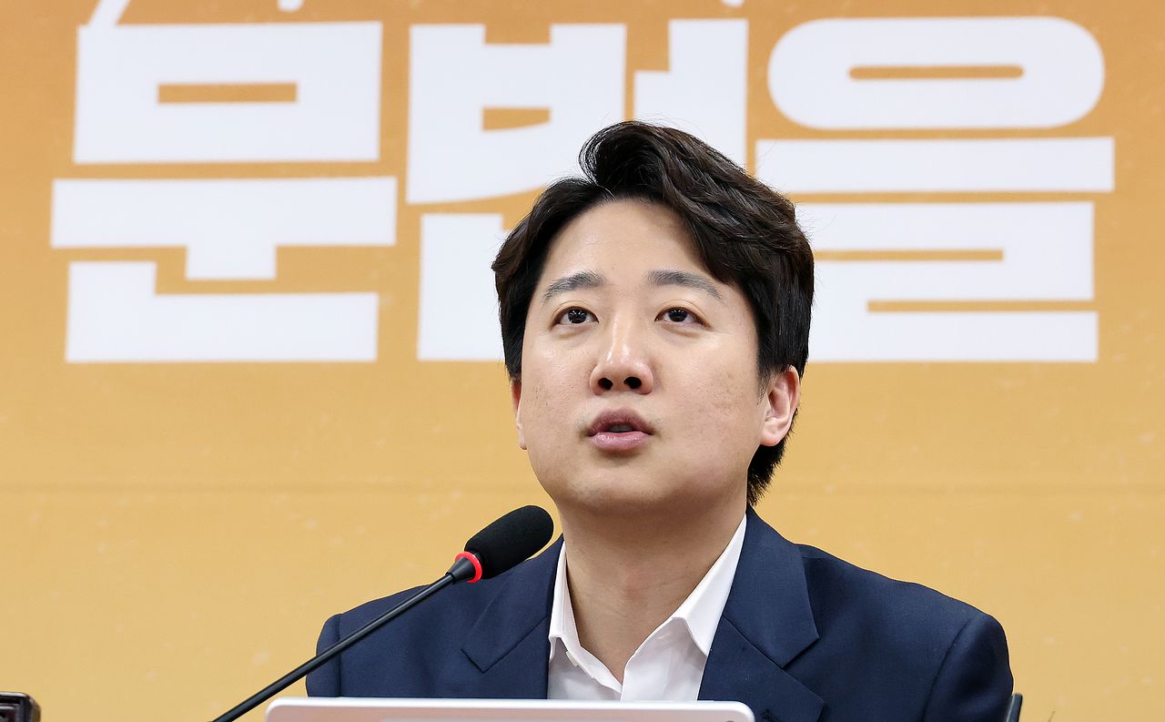 이준석 개혁신당 대표가 27일 국회에서 열린 최고위원회의에서 모두발언을 하고 있다. 연합뉴스