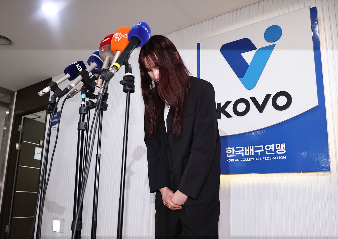 술을 마시고 운전대를 잡은 배구선수 안혜진이 27일 오전 서울 마포구 한국배구연맹(KOVO)에서 열린 상벌위원회에 출석해 소명한 뒤 인사하고 있다. 뉴스1