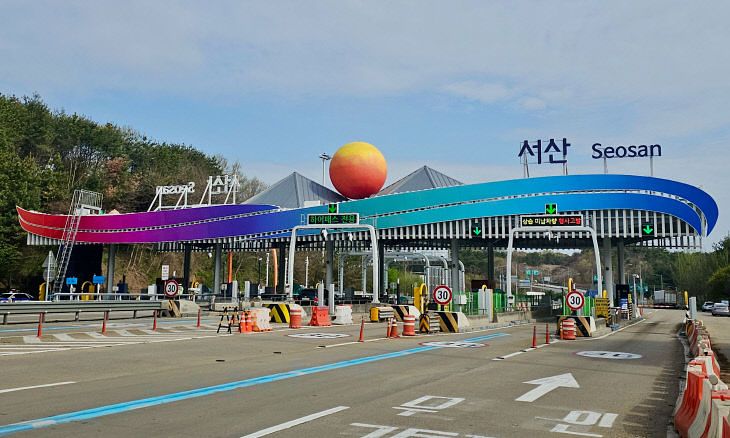 서해안고속도로 서산 톨게이드. 서산시는 최근 톨게이트 캐노피를 지역 브랜드마크 디자인으로 바꿨다. 사진 서산시