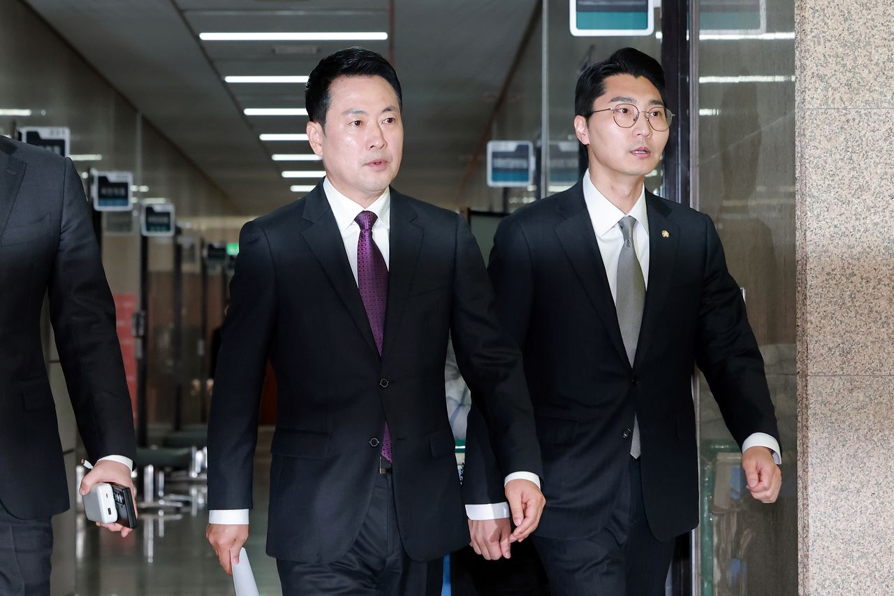 장동혁 국민의힘 대표가 27일 국회에서 열린 최고위원회의에 참석하고 있다. 오른쪽은 박준태 당대표 비서실장.연합뉴스