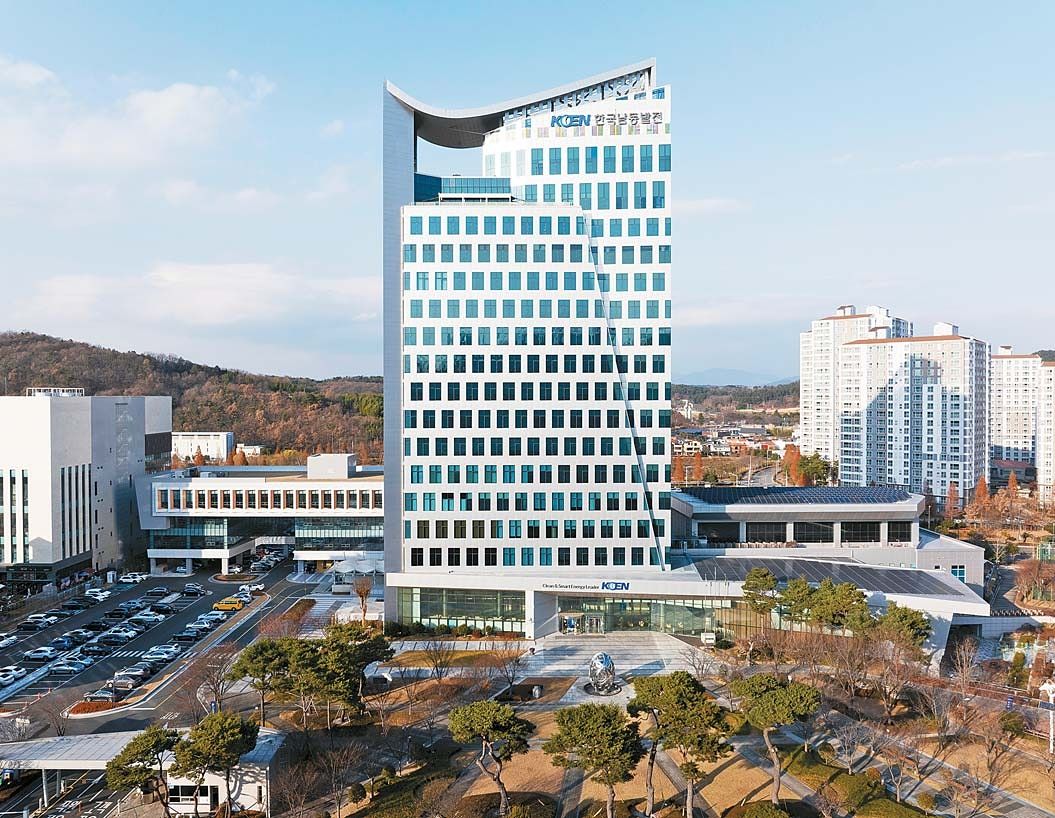 한국남동발전이 국내 최초로 ‘발전소 온배수’를 활용한 해수담수화 기술 개발에 나선다. 사진은 한국남동발전 본사 전경. [사진 한국남동발전]