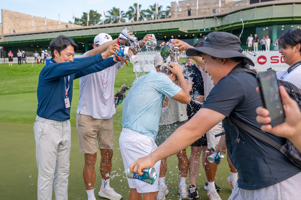 우승 직후 물 세례와 함께 축하 받는 함정우. AFP=연합뉴스 