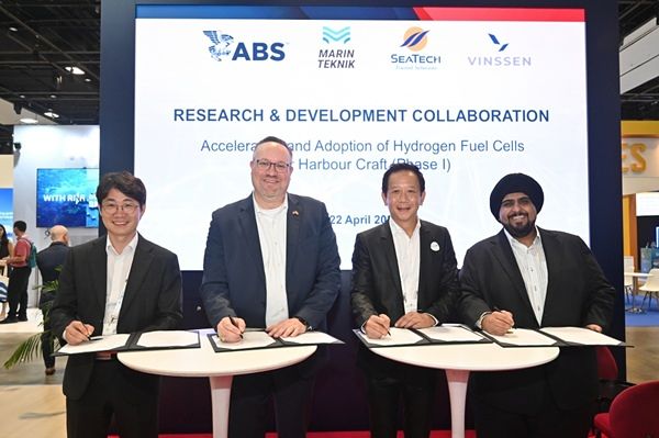 4월 23일 Singapore Maritime Week 2026에서 계약 체결을 위한 싸이닝 세리머니가 진행되고 있다.