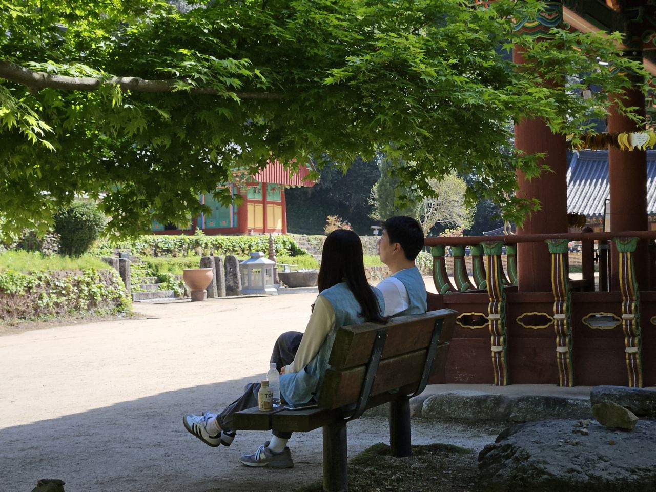 대한불교조계종사회복지재단에서 꾸리는 '나는 절로' 프로그램를 통해 절집에서 데이트 중인 참가자들. 사진 조계종사회복지재단