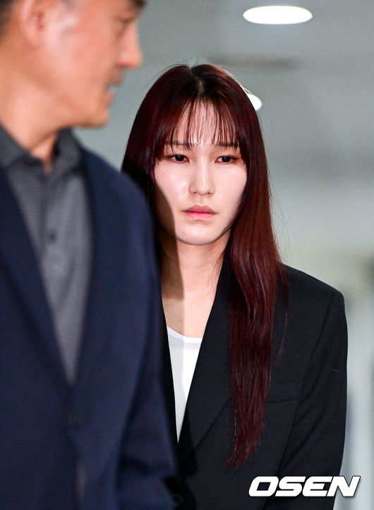 [OSEN=최규한 기자] 27일 오전 서울 상암동 한국배구연맹(KOVO) 사무실에서 안혜진과 관련한 상벌위원회가 열렸다.안혜진은 지난 16일 오전 음주운전을 하다 경찰에 적발된 것으로 알려졌다. 2025~2026시즌 팀의 우승을 이끌었고, FA 자격까지 얻었는데, 음주운전으로 인해 그가 어렵게 쌓은 성과를 한순간에 날리게 됐다.안혜진이 상벌위원회에 참석해 소명을 마친 뒤 취재진에게 입장을 밝히기 위해 발걸음을 옮기고 있다. 2026.04.27 / dreamer@osen.co.kr