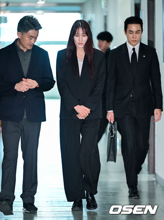 [OSEN=최규한 기자] 27일 오전 서울 상암동 한국배구연맹(KOVO) 사무실에서 안혜진과 관련한 상벌위원회가 열렸다.안혜진은 지난 16일 오전 음주운전을 하다 경찰에 적발된 것으로 알려졌다. 2025~2026시즌 팀의 우승을 이끌었고, FA 자격까지 얻었는데, 음주운전으로 인해 그가 어렵게 쌓은 성과를 한순간에 날리게 됐다.안혜진이 상벌위원회에 참석해 소명을 마친 뒤 취재진에게 입장을 밝히기 위해 발걸음을 옮기고 있다. 2026.04.27 / dreamer@osen.co.kr