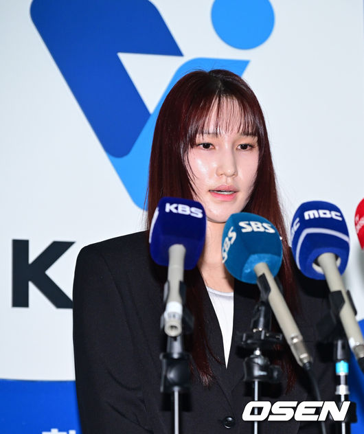 [OSEN=최규한 기자] 27일 오전 서울 상암동 한국배구연맹(KOVO) 사무실에서 안혜진과 관련한 상벌위원회가 열렸다.안혜진은 지난 16일 오전 음주운전을 하다 경찰에 적발된 것으로 알려졌다. 2025~2026시즌 팀의 우승을 이끌었고, FA 자격까지 얻었는데, 음주운전으로 인해 그가 어렵게 쌓은 성과를 한순간에 날리게 됐다.안혜진이 상벌위원회에 참석해 소명을 마친 뒤 취재진에게 입장을 밝히고 있다. 2026.04.27 / dreamer@osen.co.kr