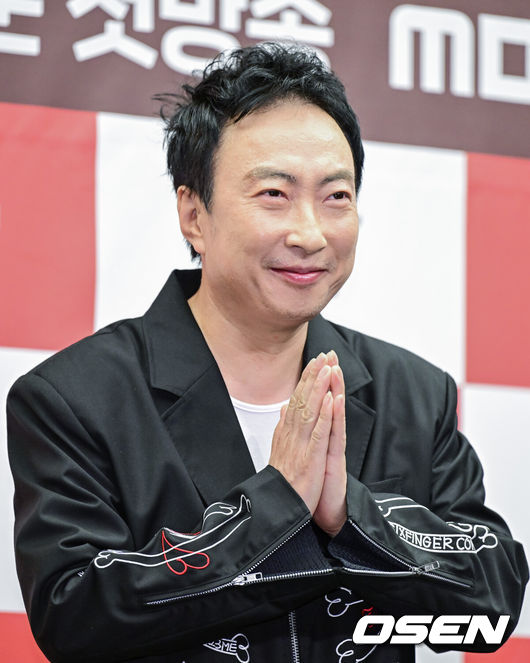 [OSEN=최규한 기자] 14일 오후 서울 상암동 스탠포드호텔에서 MBC에브리원라이프타임 새 예능 ‘나는 지금 화가 나있어’ 제작발표회가 열렸다.예능‘나는 지금 화가 나있어’(약칭 나화나)는 대한민국‘화’전문MC들이‘화(火)’제의 게스트를 초대해 그들의 화 유발 비밀 토크를 듣고 화풀이 노하우를 대방출하는‘대국민 화Free(프리)쇼’다.이경규,박명수,권율,덱스가 시청자들의 꽉 막힌‘화’를 대리 분출하며 통쾌한 사이다를 선사할 예정이다.방송인 이경규가 제작발표회에 참석해 포토타임을 하고 있다. 2023.08.14 / dreamer@osen.co.kr