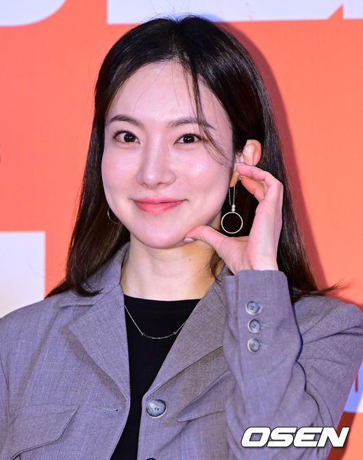 [OSEN=지형준 기자] 20일 오후 서울 CGV용산아이파크몰에서 영화 ‘웅남이‘ VIP 시사회 포토월 행사가 열렸다.오는 22일 개봉 예정인 ‘웅남이’는 인간을 초월하는 짐승 같은 능력으로 국제 범죄 조직에 맞서는 웅남(박성웅 분)의 좌충우돌 코미디 영화다. 단군신화에 나오는 '쑥과 마늘을 먹고 인간이 된 곰' 설화를 재해석한 영화로, 개그맨 박성광이 내놓는 첫 상업영화로 주목을 받고 있다.개그맨 김나희가 포즈를 취하고 있다. 2023.03.20 /jpnews@osen.co.kr