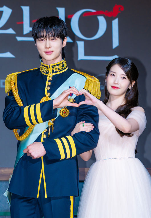 [OSEN=민경훈 기자] 6일 오후 서울 강남구 조선 팰리스 서울 강남 더 그레이트홀에서 MBC 새 금토드라마 '21세기 대군부인'(극본 유지원/연출 박준화, 배희영) 제작발표회가 열렸다.'21세기 대군부인'은 21세기 입헌군주제 대한민국을 배경으로 모든 걸 가진 재벌이지만 신분이 평민이라 짜증스러운 여자 성희주(아이유 분)와 왕의 아들이지만 아무것도 가질 수 없어 슬픈 남자 이안대군(변우석 분)의 운명 개척 신분 타파 로맨스를 담은 드라마다.배우 변우석과 아이유가 포즈를 취하고 있다. 2026.04.06 / rumi@osen.co.kr