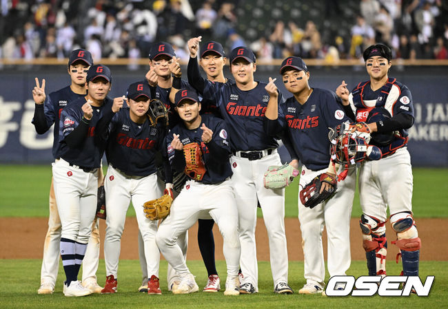 [OSEN=잠실, 이대선 기자] 프로야구 롯데 자이언츠가 LG 트윈스를 꺾고 2연패를 탈출했다. LG는 8연승에서 멈췄다.롯데는15일 서울 잠실구장에서 열린 2026 KBO리그 LG와 경기에서 2-0으로 승리했다.경기 종료 후 롯데 선수들이 승리의 기쁨을 나누고 있다. 2026.04.15 /sunday@osen.co.kr