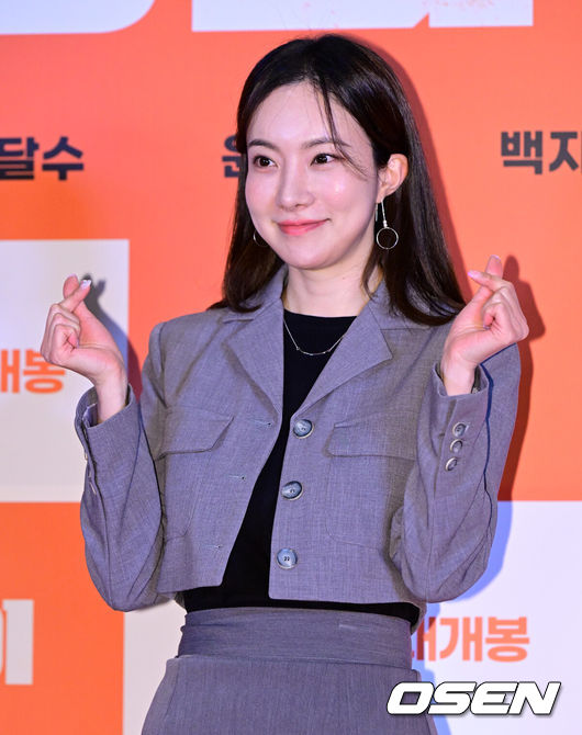 [OSEN=지형준 기자] 20일 오후 서울 CGV용산아이파크몰에서 영화 ‘웅남이‘ VIP 시사회 포토월 행사가 열렸다.오는 22일 개봉 예정인 ‘웅남이’는 인간을 초월하는 짐승 같은 능력으로 국제 범죄 조직에 맞서는 웅남(박성웅 분)의 좌충우돌 코미디 영화다. 단군신화에 나오는 '쑥과 마늘을 먹고 인간이 된 곰' 설화를 재해석한 영화로, 개그맨 박성광이 내놓는 첫 상업영화로 주목을 받고 있다.개그맨 김나희가 포즈를 취하고 있다. 2023.03.20 /jpnews@osen.co.kr