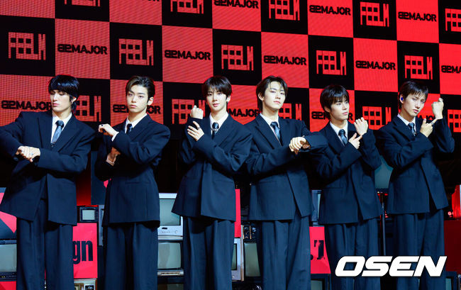 [OSEN=지형준 기자] 28일 서울 서대문구 창천동 예스24 원더로크홀에서 그룹 82메이저(82MAJOR) 미니 5집 'FEELM'(필름) 쇼케이스가 열렸다.타이틀곡 ‘Sign’(사인)은 82메이저의 성숙해진 매력을 극대화한 곡이다. 몽환적인 멜로디와 절제된 비트 위에 '너와 나 사이의 신호'를 가사로 녹여내 중독성 강한 훅을 완성했다.82메이저가 포토타임을 하고 있다. 2026.04.28/ jpnews@osen.co.kr