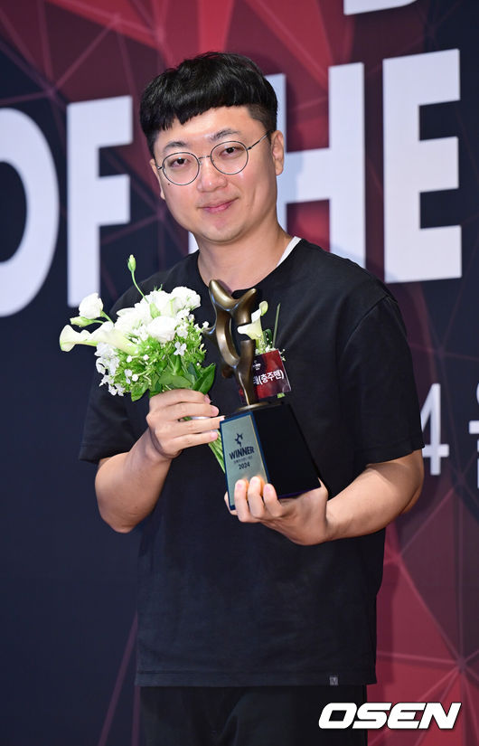 [OSEN=김성락 기자] 3일 오후 서울 중구 신라호텔 다이너스티홀에서 ‘2024 올해의 브랜드 대상' 포토월 행사가 열렸다.‘올해의 브랜드 대상’은 매년 대국민 소비자 투표를 통해 한 해를 빛낸 브랜드를 시상하는 국내 최대 규모의 브랜드어워드다. 한국소비자브랜드위원회가 주최하고 한국소비자포럼이 주관한다.충주맨 김선태 주무관이 포즈를 취하고 있다. 2024.09.03 / ksl0919@osen.co.kr 