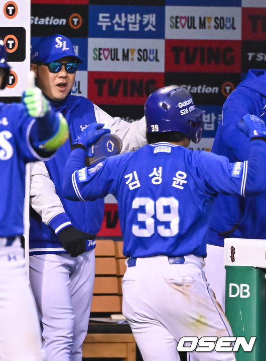 [OSEN=잠실, 박준형 기자] 28일 오후 서울 잠실구장에서 2026 신한 SOL KBO리그 두산 베어스와 삼성 라이온즈의 경기가 진행됐다.이날 두산은 곽빈을, 삼성은 후라도를 선발투수로 내세웠다.4회초 무사 2,3루 삼성 디아즈의 선취 1타점 희생플라이때 박진만 감독이 홈을 밟은 3루 주자 김성윤을 맞이하고 있다   2026.04.28 / soul1014@osen.co.kr