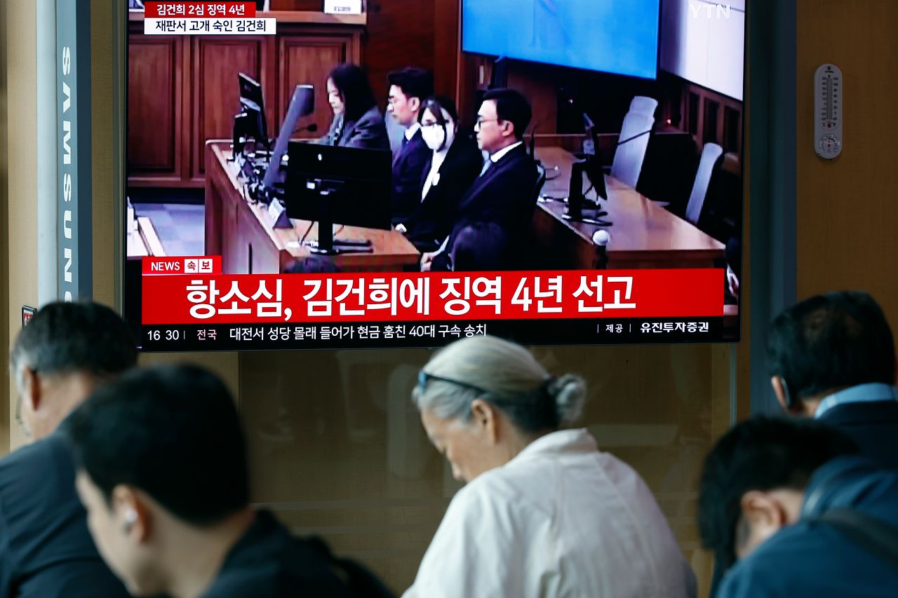  28일 오후 서울시 용산구 한강대로 서울역 대합실에서 시민들이 김건희 여사의 항소심 선고공판 생중계를 지켜보고 있다. 김 여사는 징역4년을 선고 받았다. 뉴스1