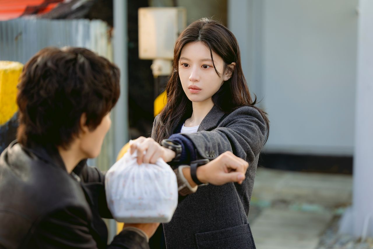 변은아(오른쪽, 고윤정)는 영화제작사에서 일하는 7년차 제작자다. '도끼'로 불릴 만큼 솔직한 피드백을 주는 사람이지만, 자신 안의 짙은 우울과 함께 살아가는 인물로 황동만의 인간다움에 끌린다. 사진 스튜디오 피닉스·SLL·스튜디오 플로우