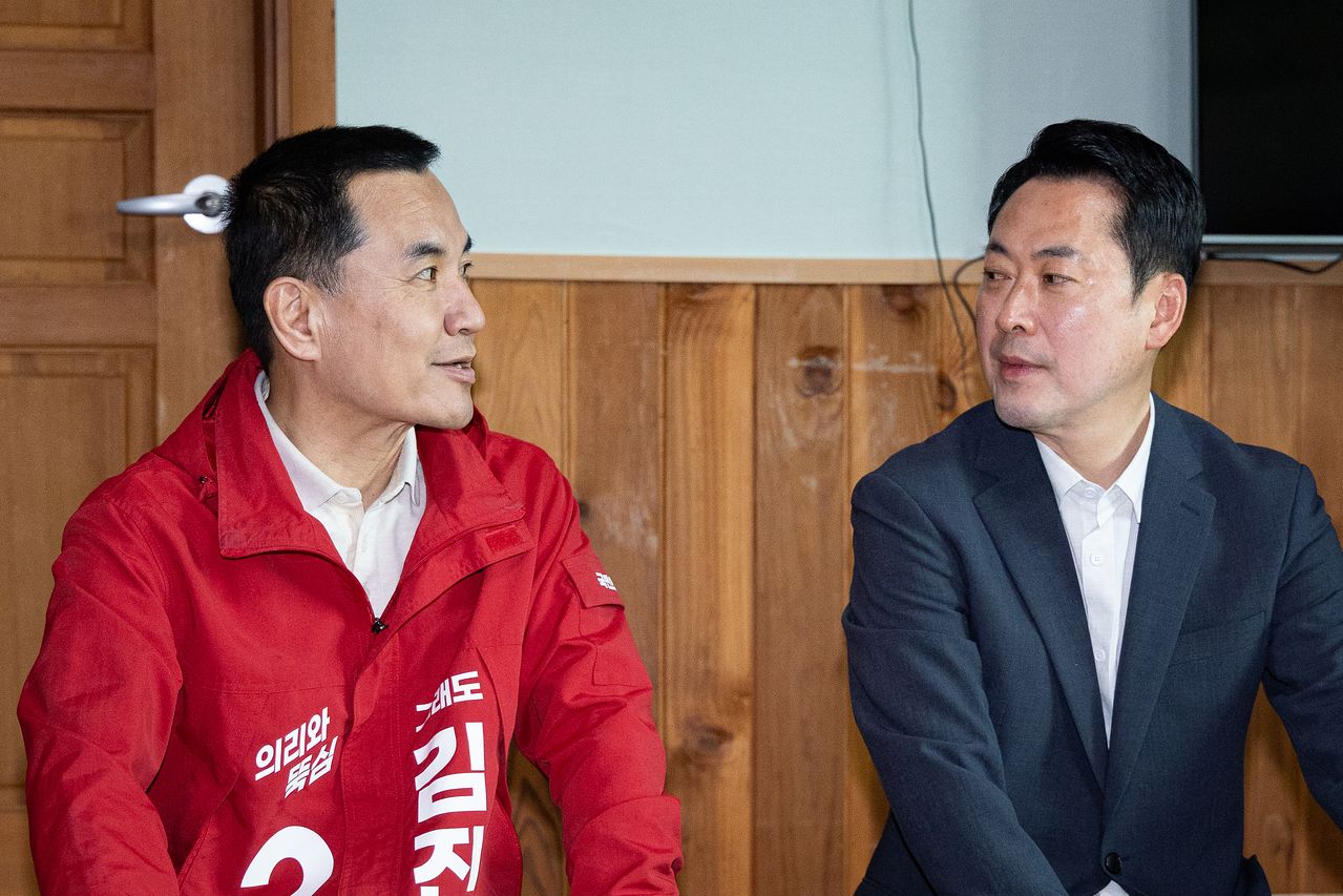 장동혁 국민의힘 대표(오른쪽)와 김진태 강원지사(왼쪽)가 22일 강원 양양군 수산리어촌마을회관에서 열린 '강원이 올라갈 시간, 내 삶이 특별해지는 약속' 마을회관 현장 공약 발표에서 대화하고 있다. 뉴스1
